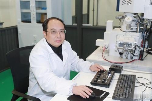 离谱！高中学历竟成高校博导，拿千万经费还想冲院士？仅有高中学历的郭伟，谎称199