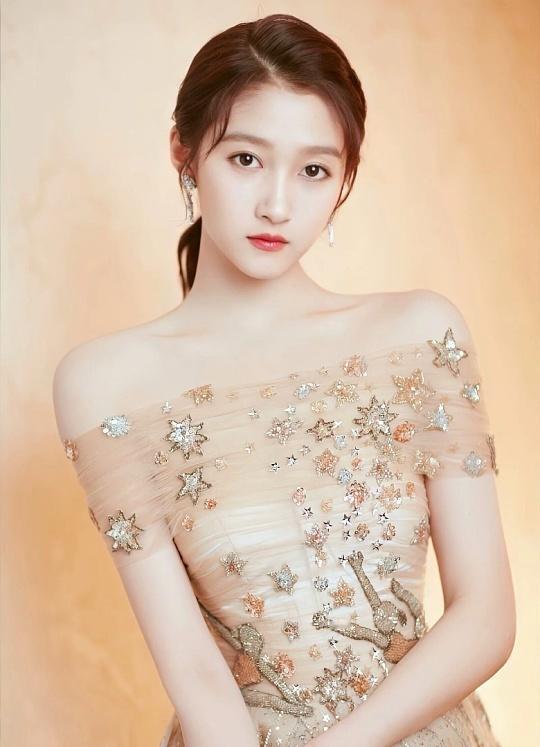 关晓彤四套古装演绎四季关晓彤的四季妆造真的每套都美到想焊在身上，春日清新、夏日元