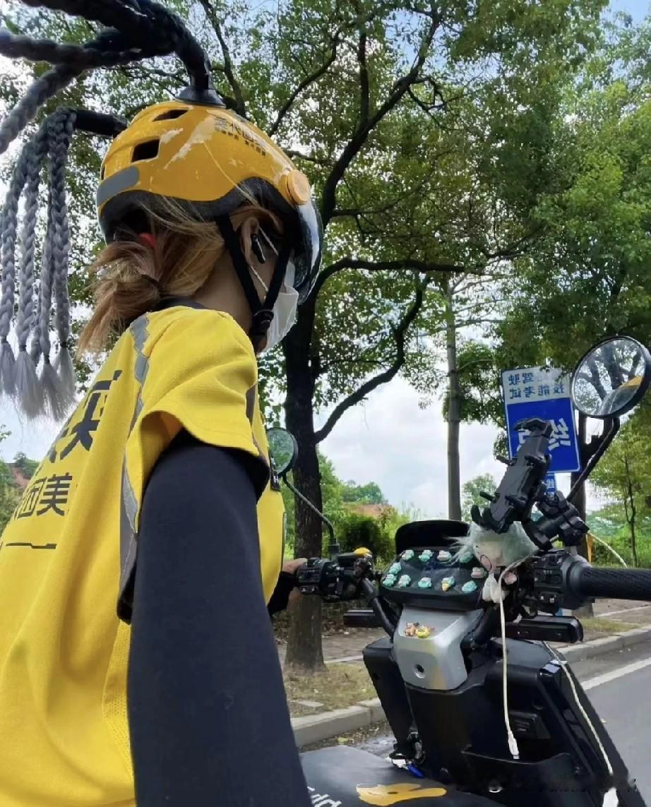 美女跑外卖真的赚钱吗!越来越多美女骑电车跑外卖了，这是为什么，去做白领不好吗