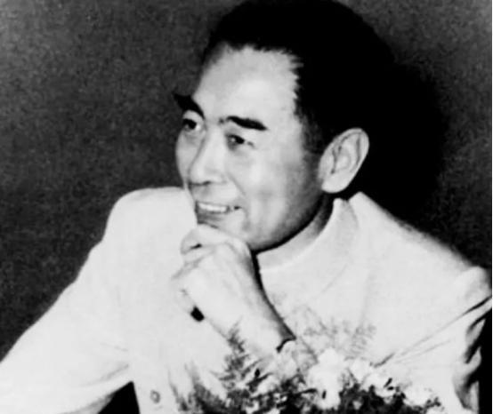 1955年，新中国授衔仪式前夕，周总理望着名单上一位红色特工的名字，发呆了很久，