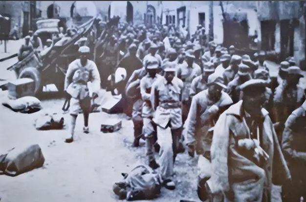 1949年，西北战场出现诡异一幕，坐拥20万大军的西北王胡宗南宁愿放弃西安，也不