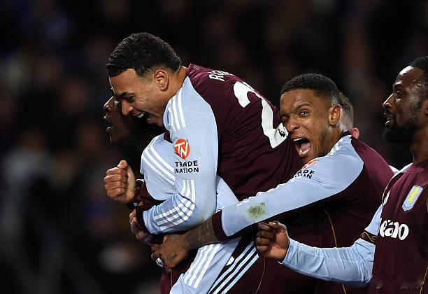 阿斯顿维拉我们熟知的最有耐心的捕猎者，蜘蛛、鳄鱼、科莫多巨蜥……其实跟维拉队徽