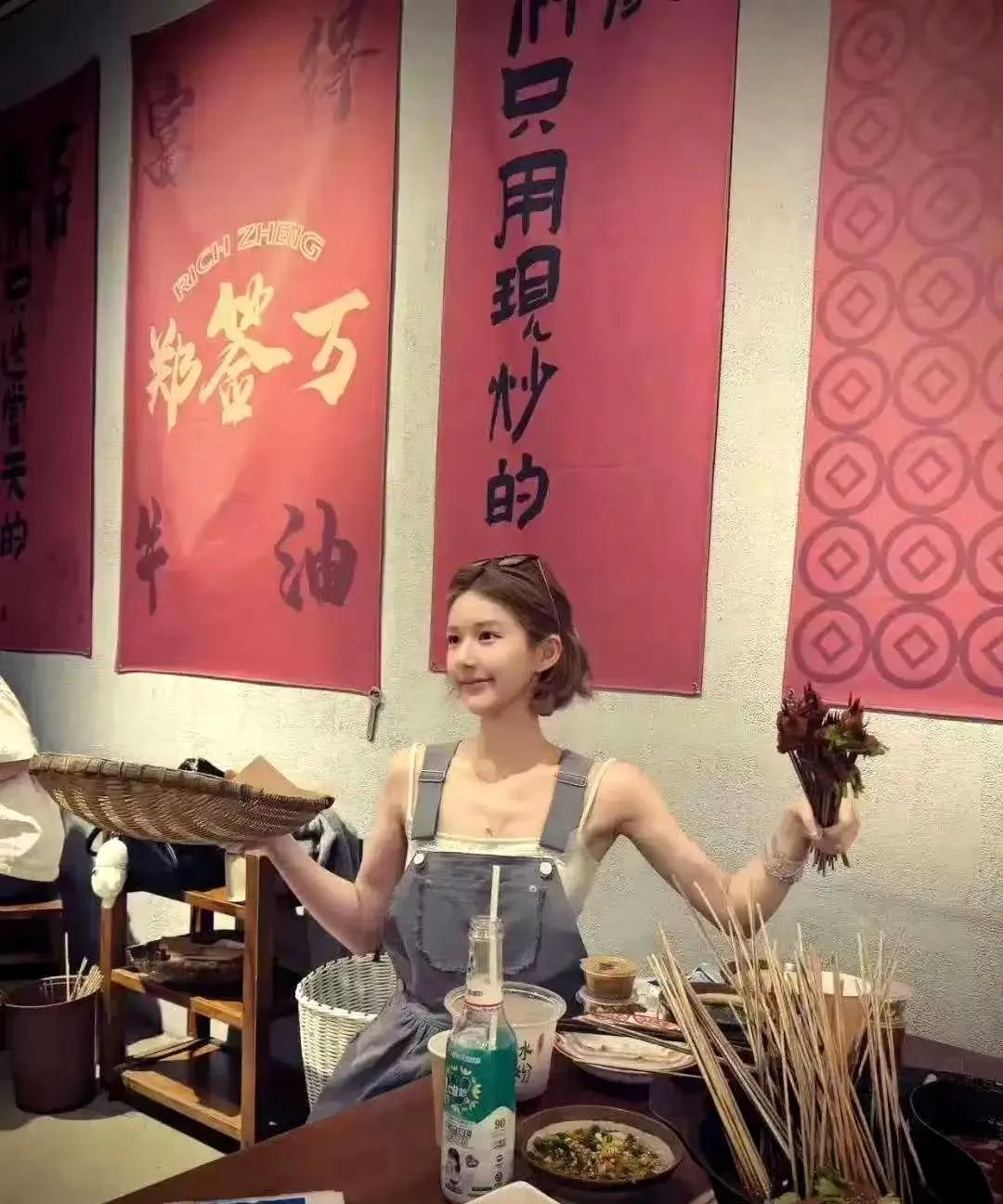 刷到赵露思去成都狂炫串串的视频了！瞅着她那小身板，瘦得跟麻秆儿似的！听说她净身高