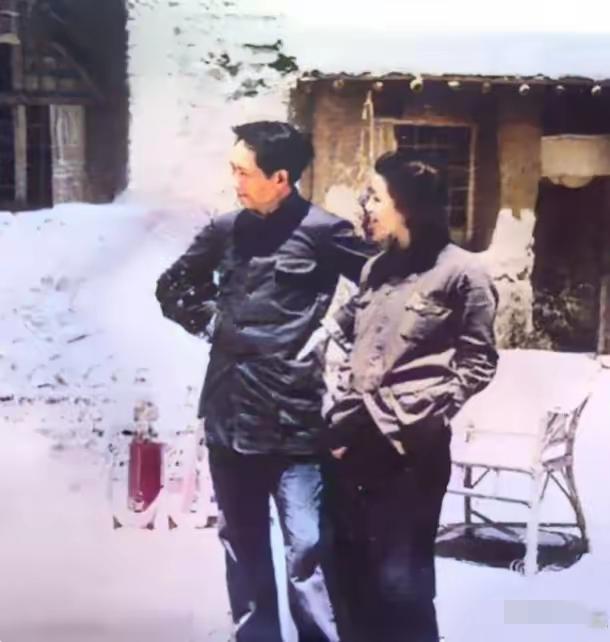 毛主席在延安的这张罕见合影，也太戳人了！照片里他叉着腰站着，眼神明亮自带气