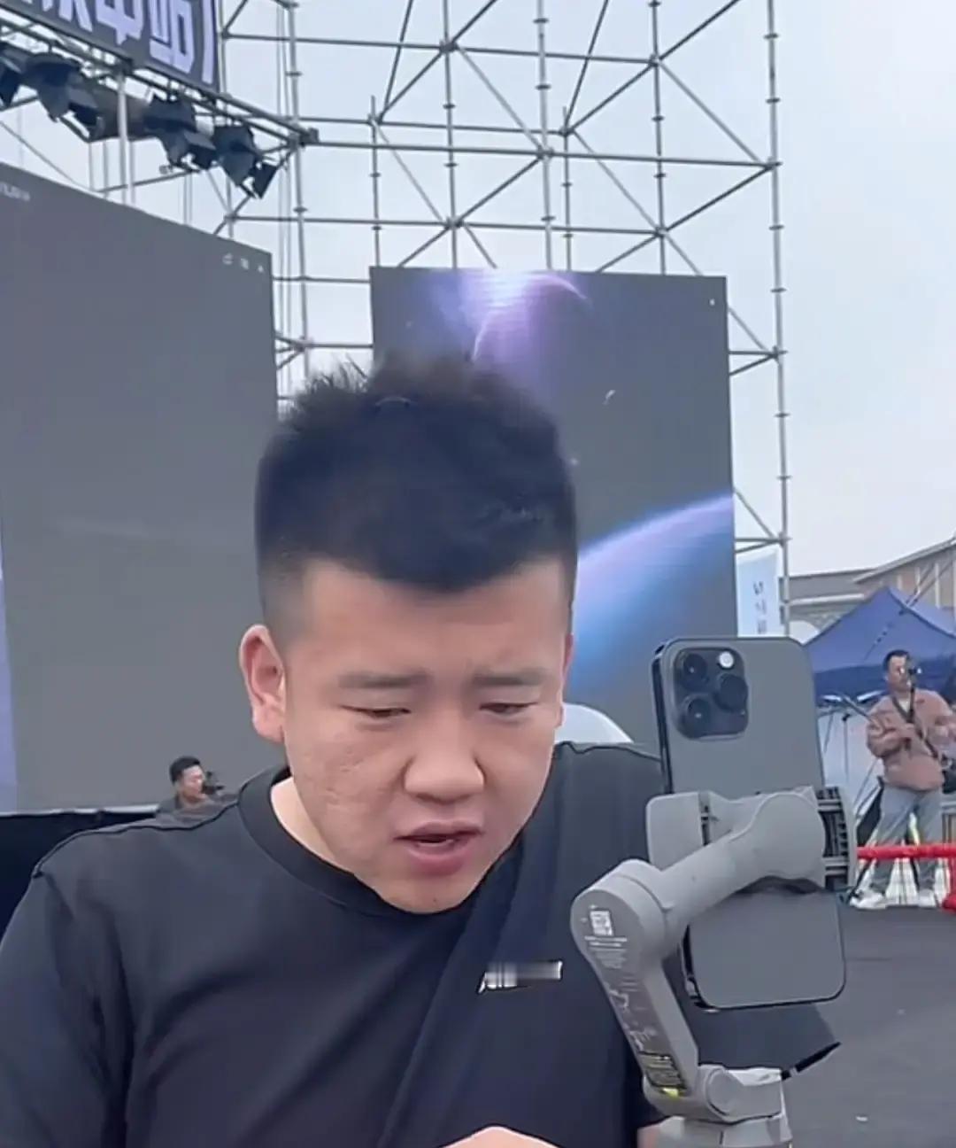 木森在抖音上搞了个“大舞台”直播，昨晚刚播完，在线人数冲到十万加，礼物刷得屏幕都