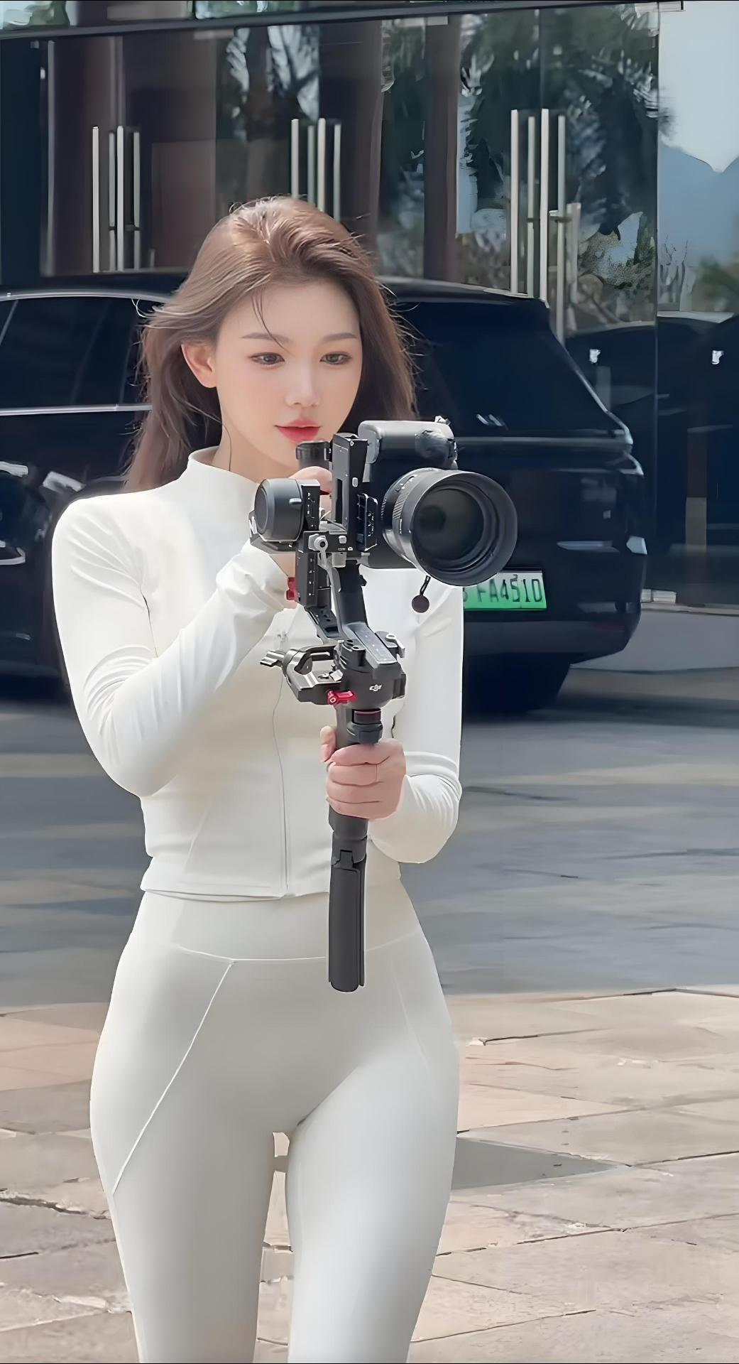 时尚博主户外拍摄，手持相机，白衣白裤，自信满满！📸💃🏻