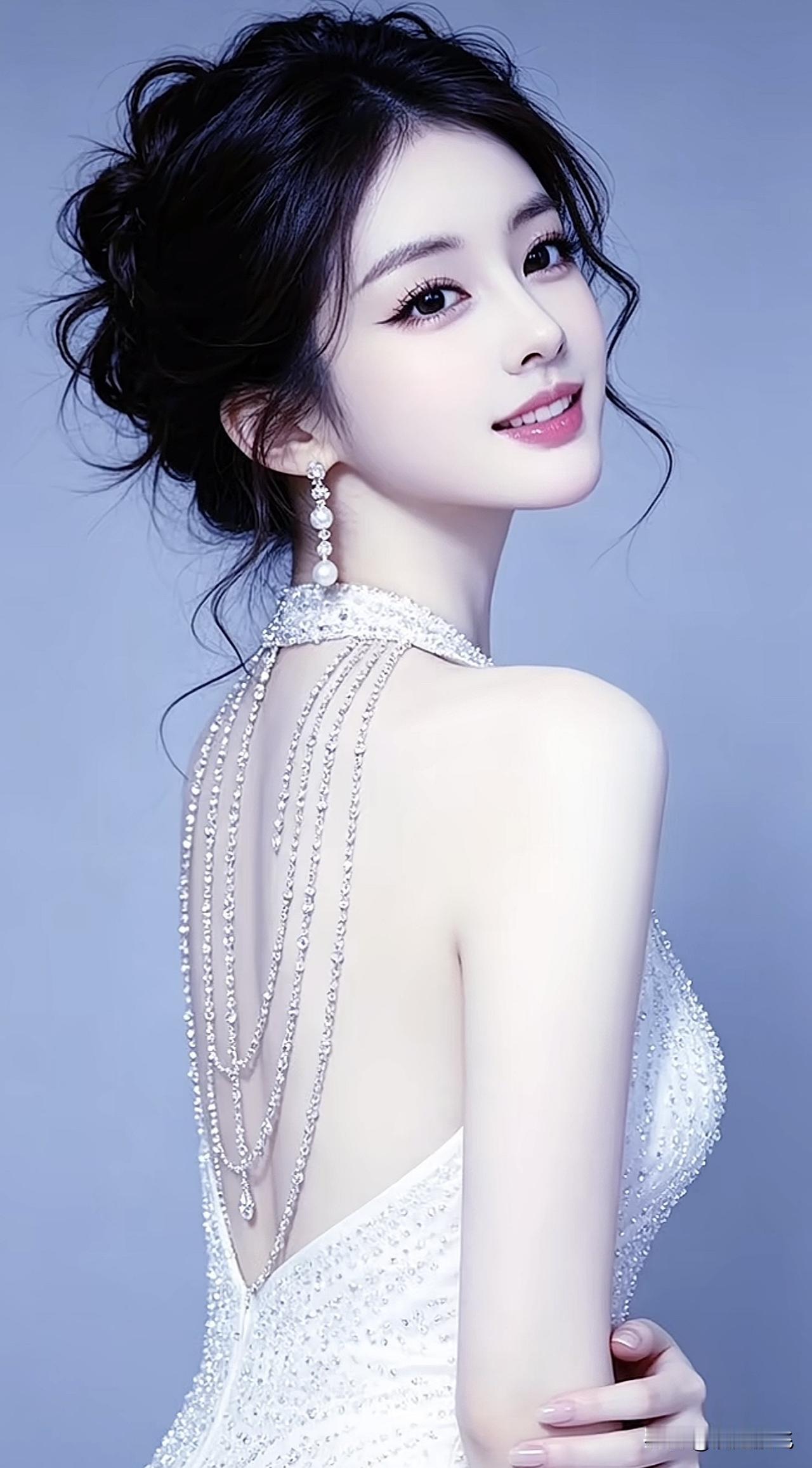 优雅黑发美人，惊艳的珍珠项链，梦幻的蓝背景珍珠淑女照黑裙珍珠项链红色珍珠项链