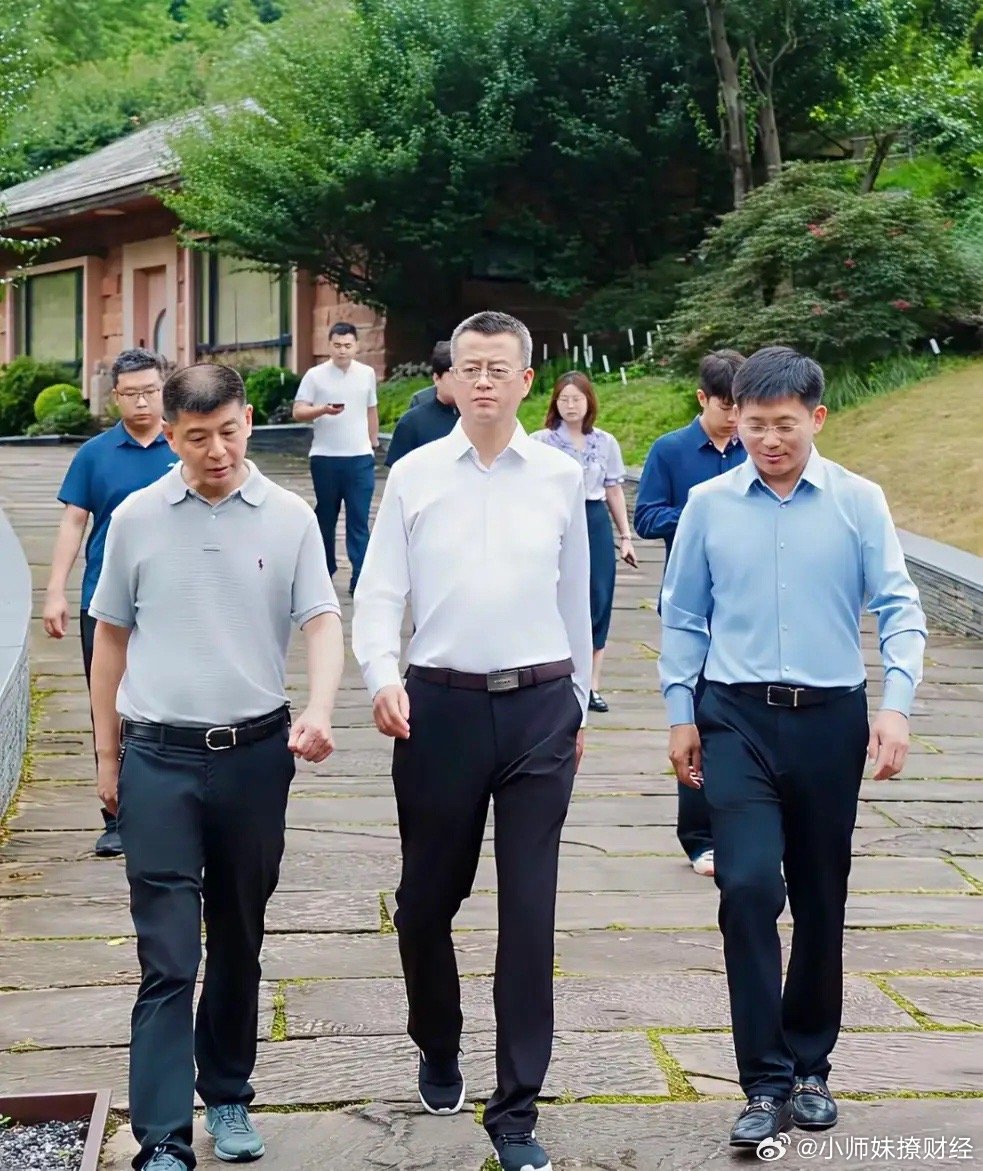为什么体制内穿的衣服都很板正？