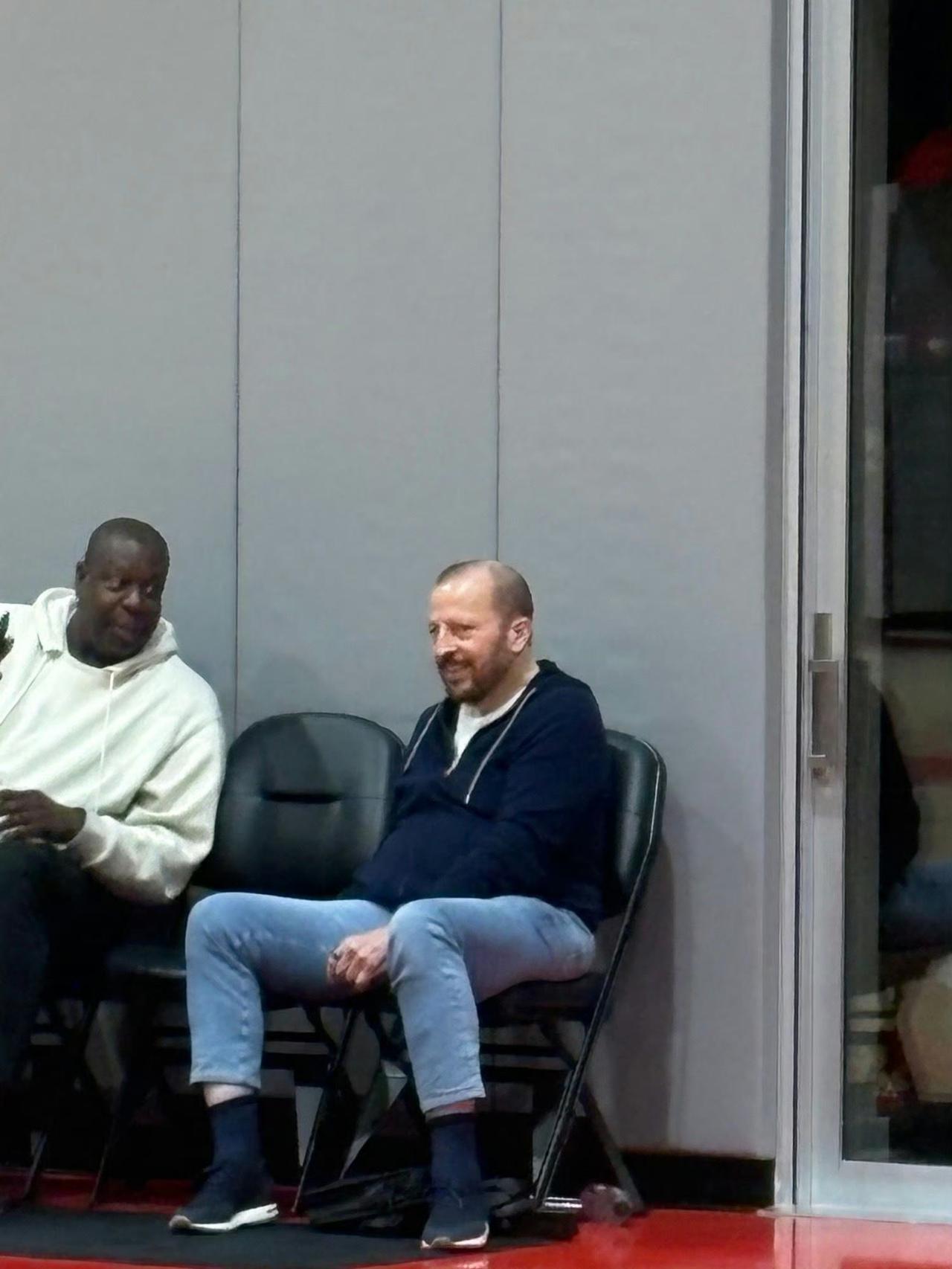 曾助力姚明实现蜕变的锡伯杜现身火箭队训练营目前，NBA火箭队训练营才进行到第