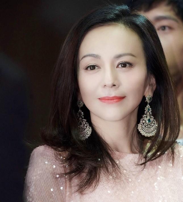 王琳说，事业最红火的时候，我遇上了一个香港富商，比我大16岁。他成熟稳重，对我也
