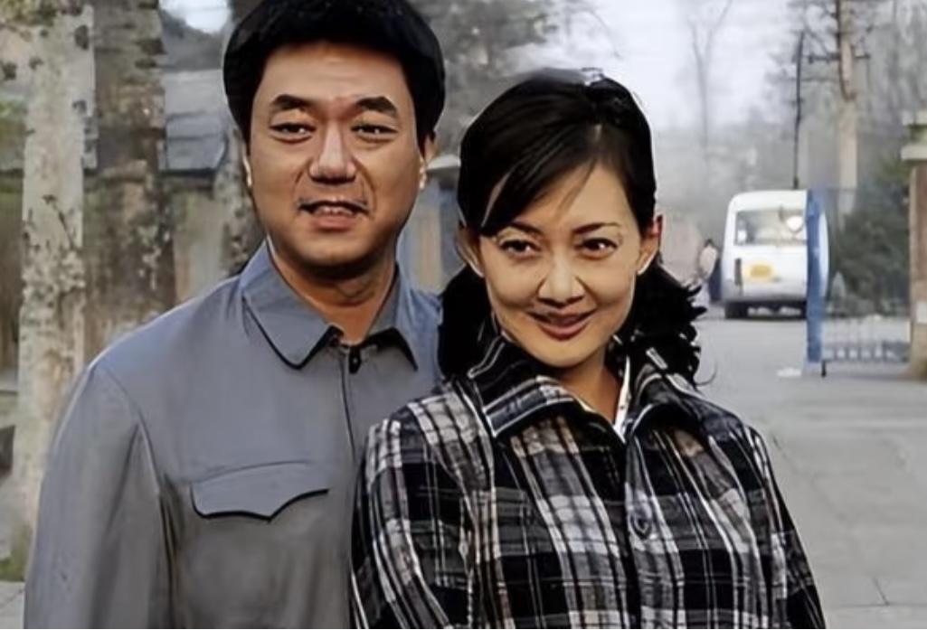 牛莉婚姻疑云终破解！神秘丈夫身份曝光，竟是熟悉的“他”？在聚光灯下，牛莉用精