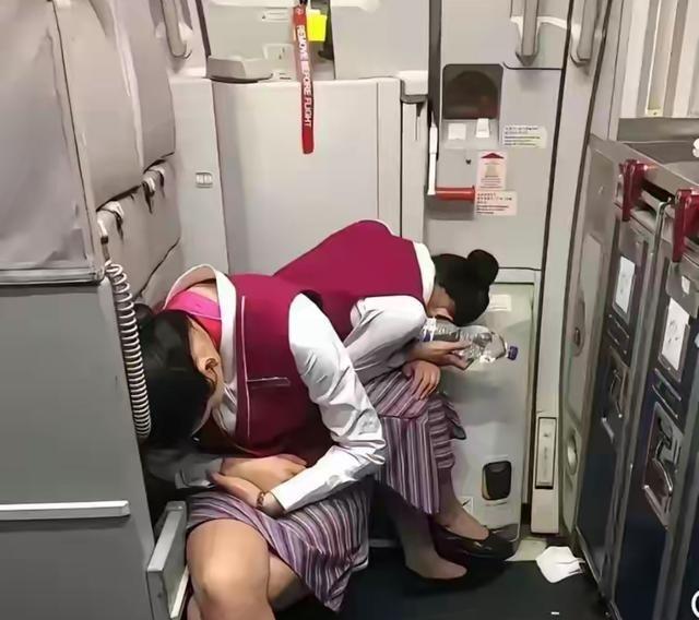 🌞空姐月薪过万？真没吹牛，但钱是拿命换的。飞不满80小时，工资立马掉到七千