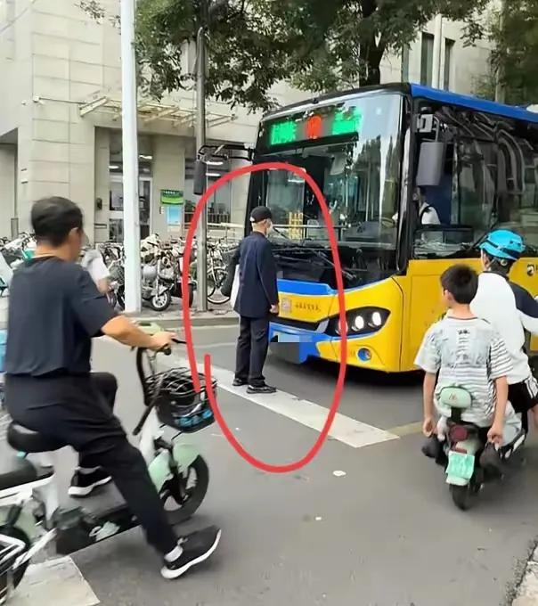 一名七八十岁的老人，持老年卡，免费乘坐公交车。因为想少走几步路，还没有到站就让公