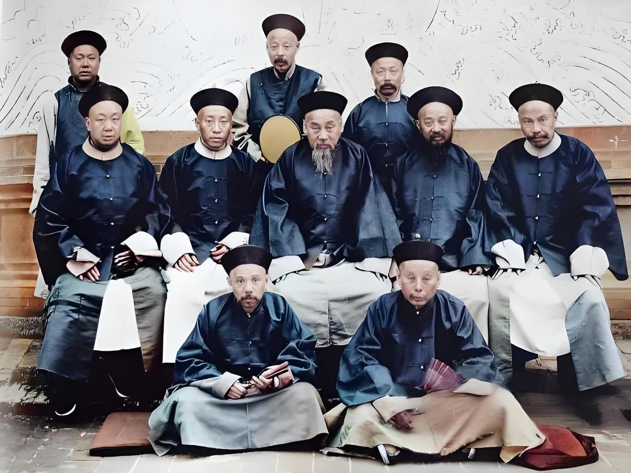 这张照片，定格了晚清一群官员的合影。画面中，官员们身着传统长袍马褂，头戴瓜皮小