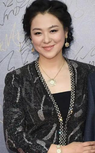 2010年，沈傲君怀孕6个多月时，丈夫去国外出差。没想到，一天晚上突然有人敲门，