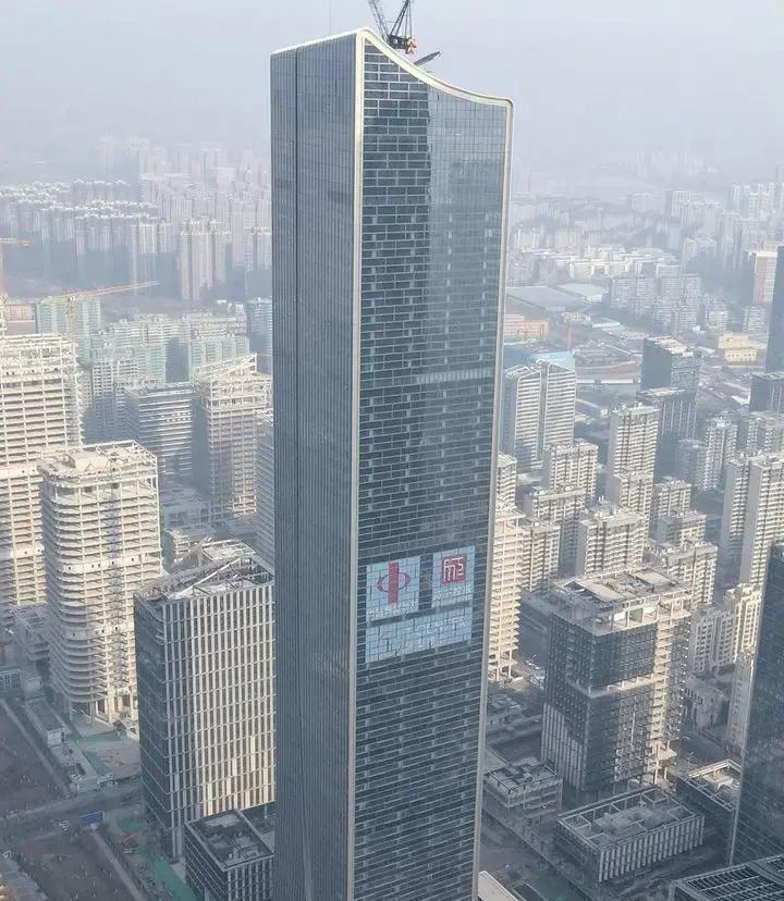 就在去年12月16日，济南中央商务区核心位置的信泰中心T1塔楼，330米高的主体