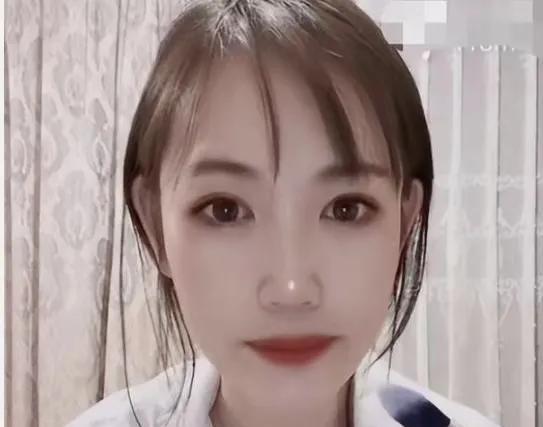 王宝强新片杀青定档春节，马蓉却缩回国内带娃——这落差，比电影还戏剧。刚在剪辑室