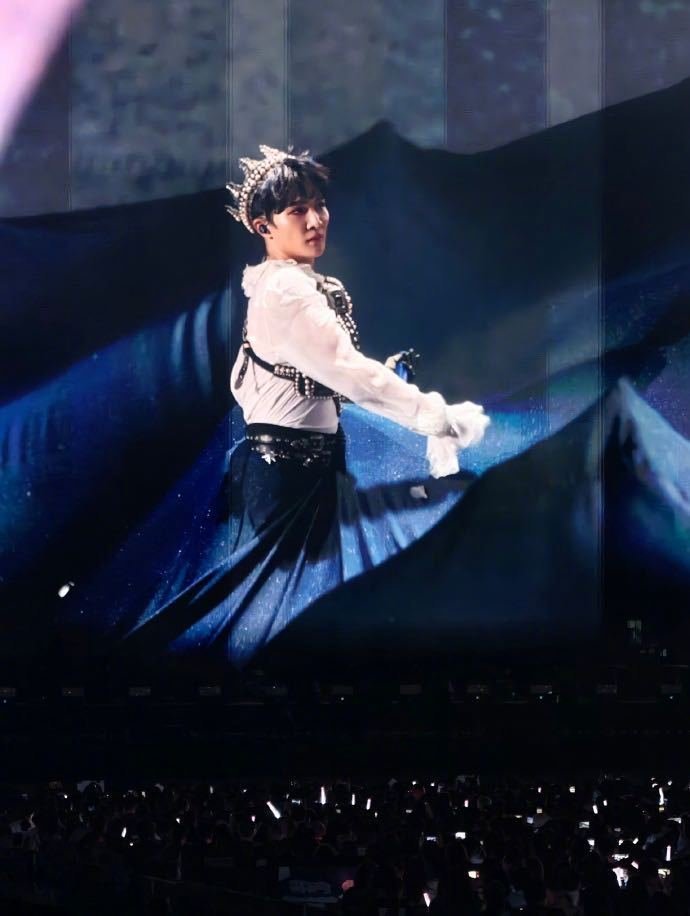 周深震撼港娱的9分钟谁懂啊！周深香港演唱会9分钟串烧直接杀疯了！歌剧唱腔一出全场