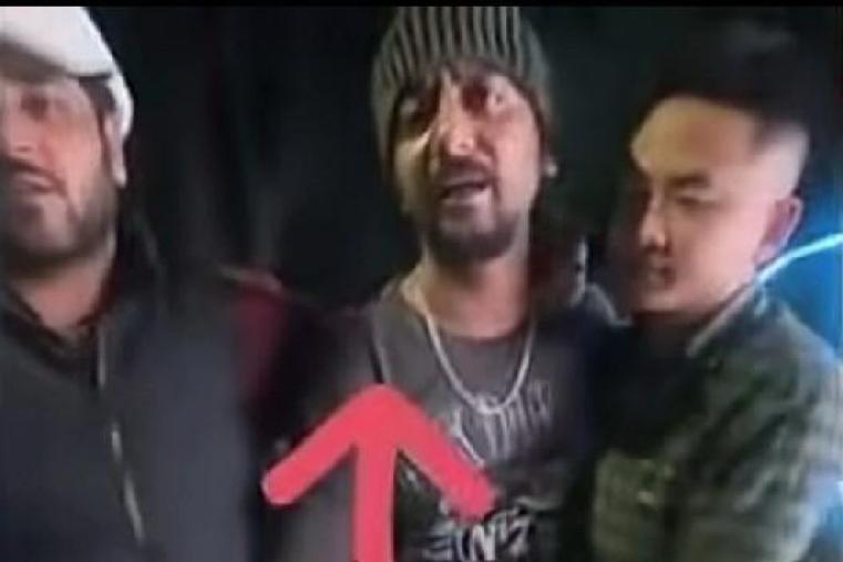 一个印度人在国内大街上侮辱女性，最离谱的是竟然拿这种人没有一点办法，女子