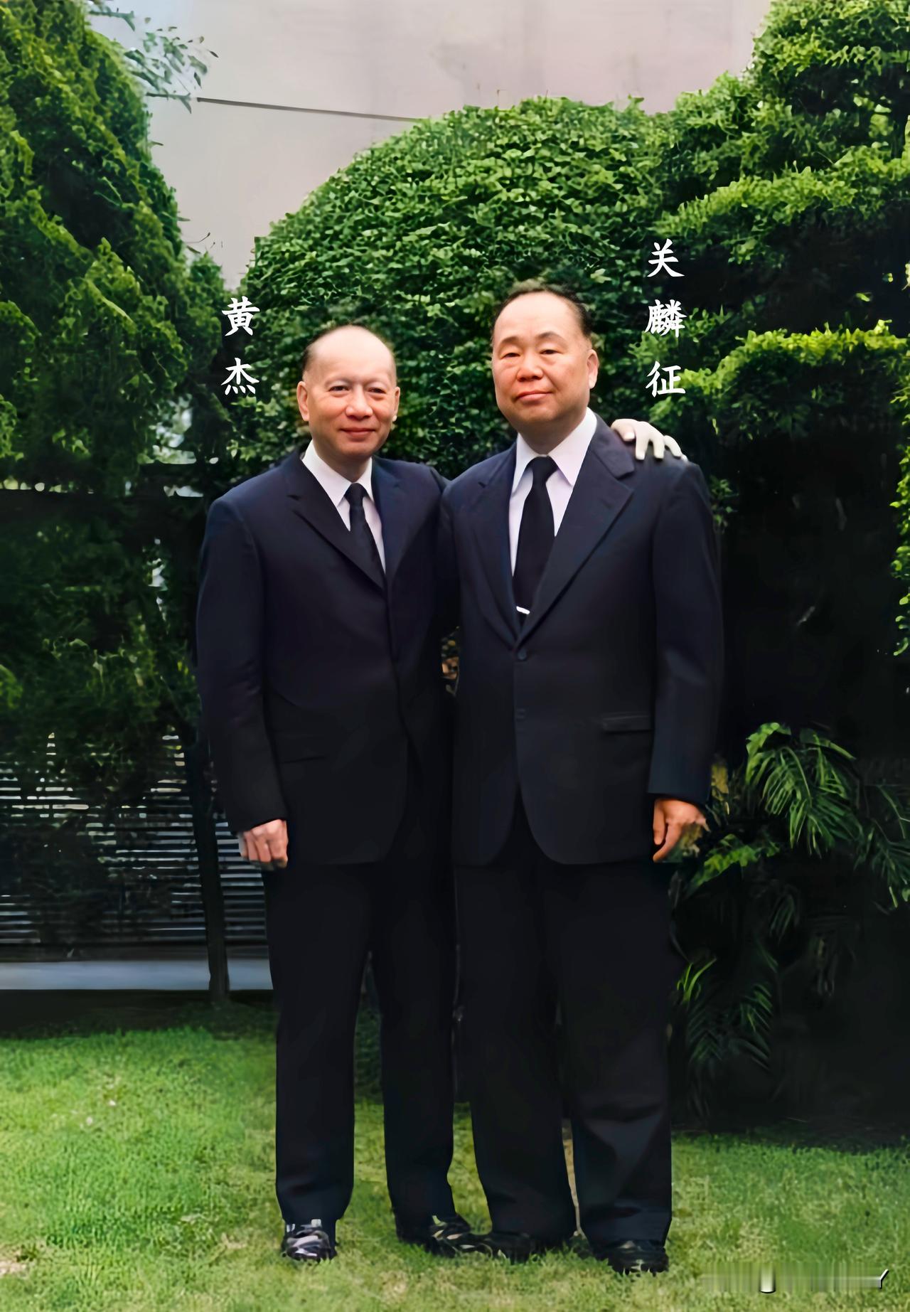 这是黄埔一期生黄杰与关麟征在台湾的一张合影老照片，拍摄于一九七五年。这绝非演戏，