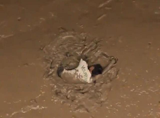 温州男子跳桥遇退潮，淤泥成“意外救星”9月17日晚10点，温州一中年男子从
