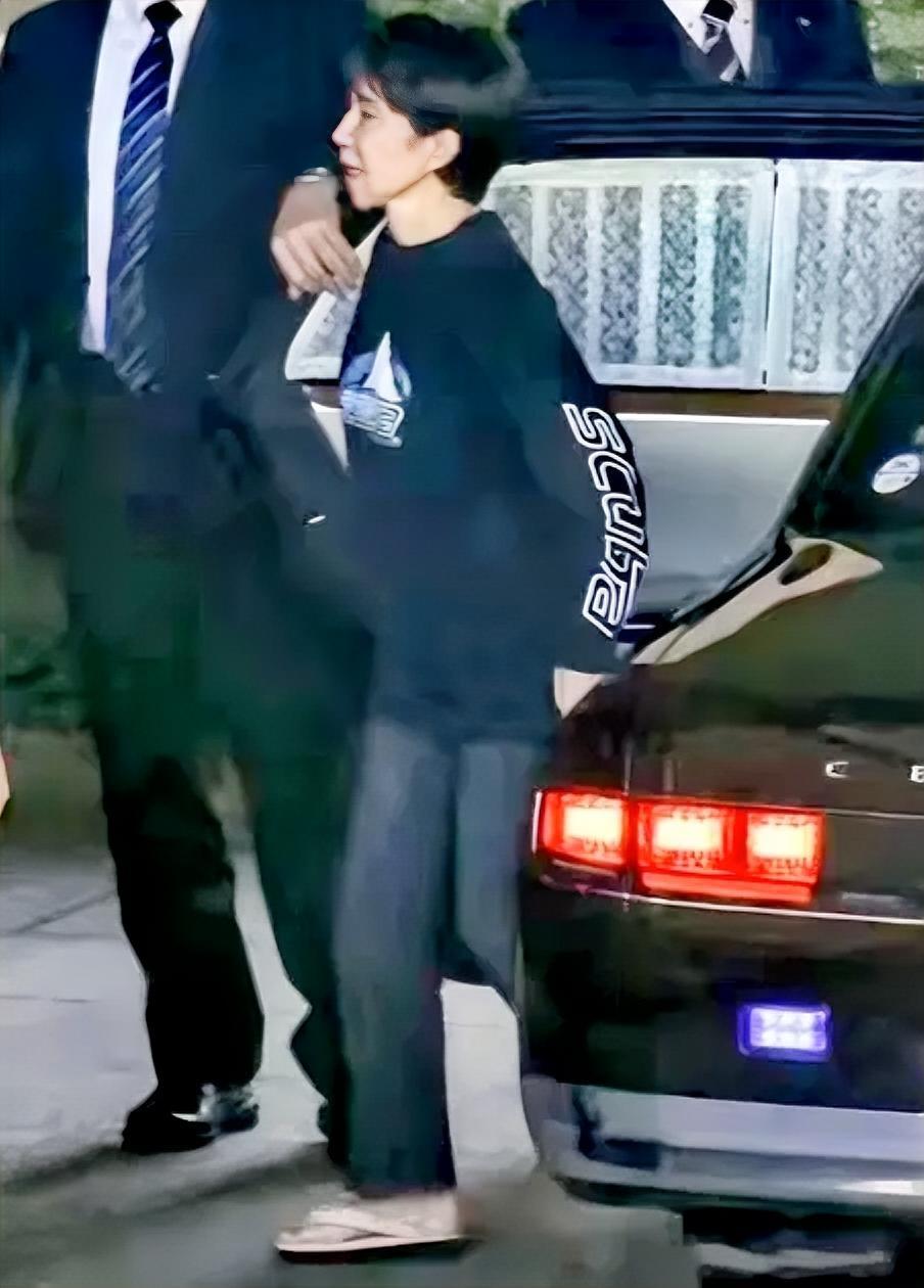 高市早苗这身穿着简直让人惊掉下巴，非常“6+1”据日媒报道，日本高市早苗终于