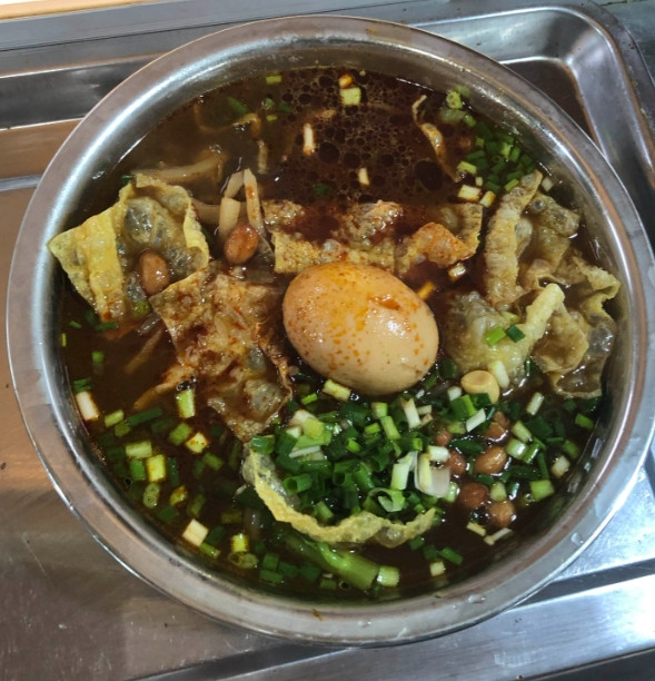 在南京从来都不会去吃螺蛳粉，觉得这个东西重油重辣，没什么好吃的。昨天坐火车去