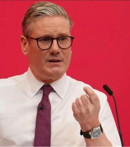 特朗普没想到，估计普京也没想到，英国首相居然当着全世界的面说：“中国，是世界三大