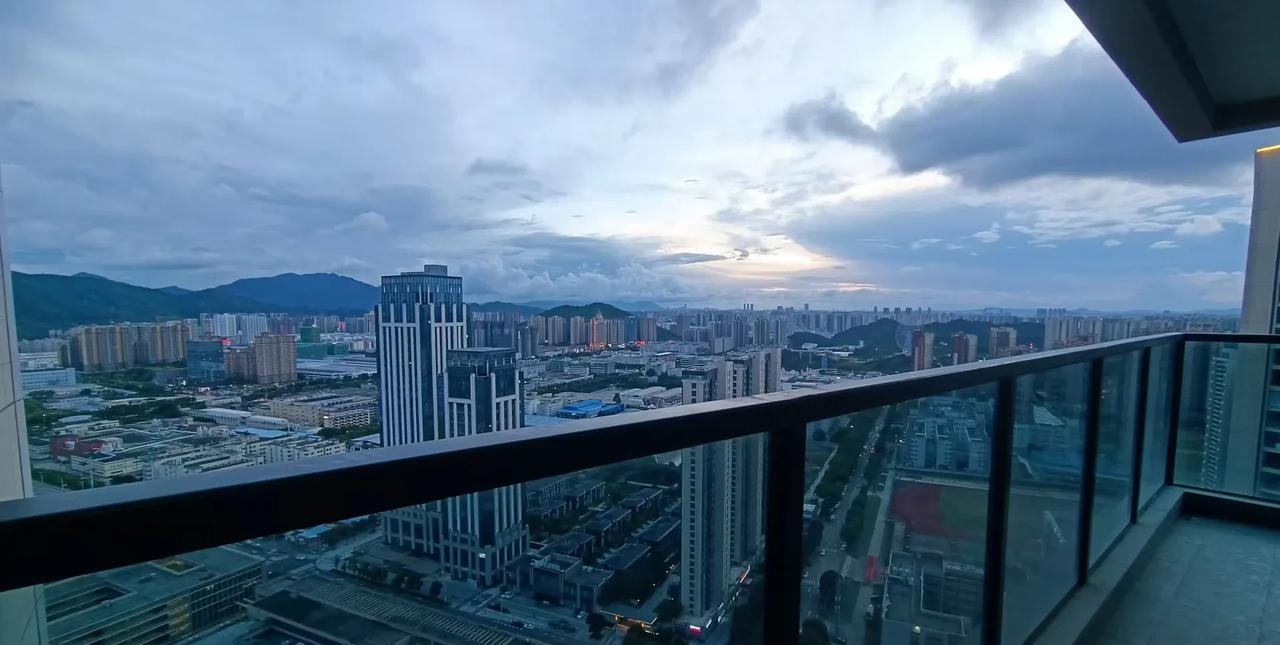 我妹妹又劝我去惠州买房子了，她说现在买最合适了。前两天我妹妹拿了一辆自行车给我