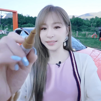 王心凌这小手哪里是在招呼镜头啊，分明是在勾我的魂吧