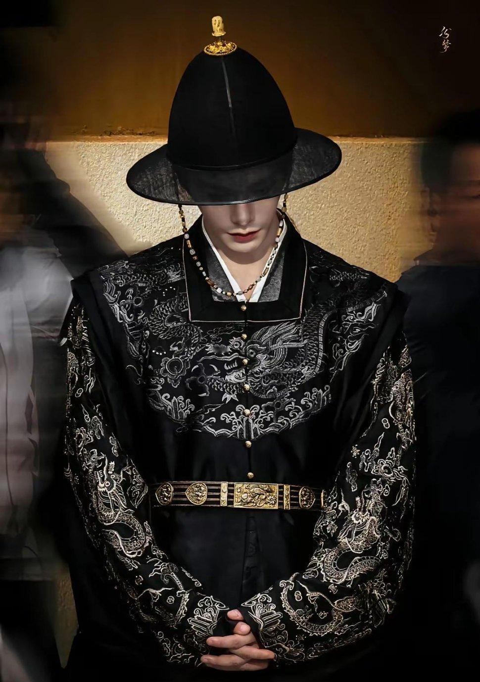 最近被这张图震撼住了，我一开始还以为是邓为，嘴形真的很像。结果是丁禹兮啊，他古装