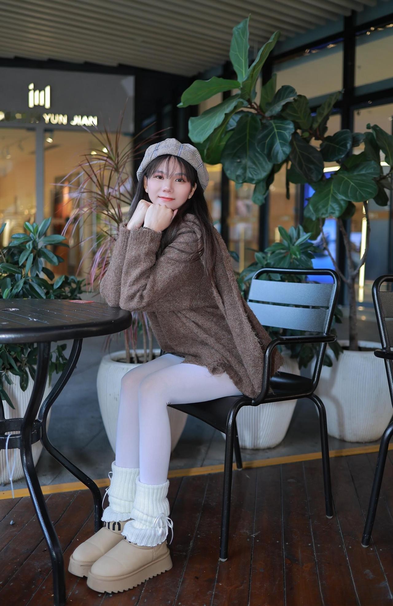 这套穿搭是软萌温柔的棕白甜系轻熟风，把松弛毛绒质感和少女细节融合。棕调宽松毛衣自