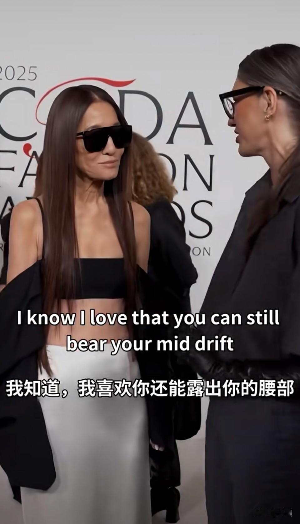 奔80的人了，全世界也没几个有她这个状态，身材，远看的体态，声音是年轻的，对比