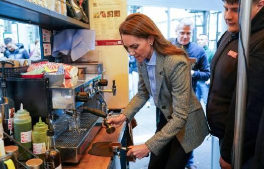 凯瑟琳王患癌后秃顶，选择了佩戴假发在咖啡店，亲自为丈夫制作一杯饮料？凯特佩戴假