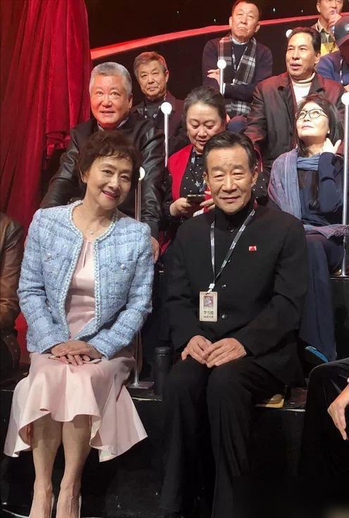 74岁黄梅莹亲身示范：女人上了年纪，多穿3种“年轻色”，太减龄看黄梅莹的穿搭，