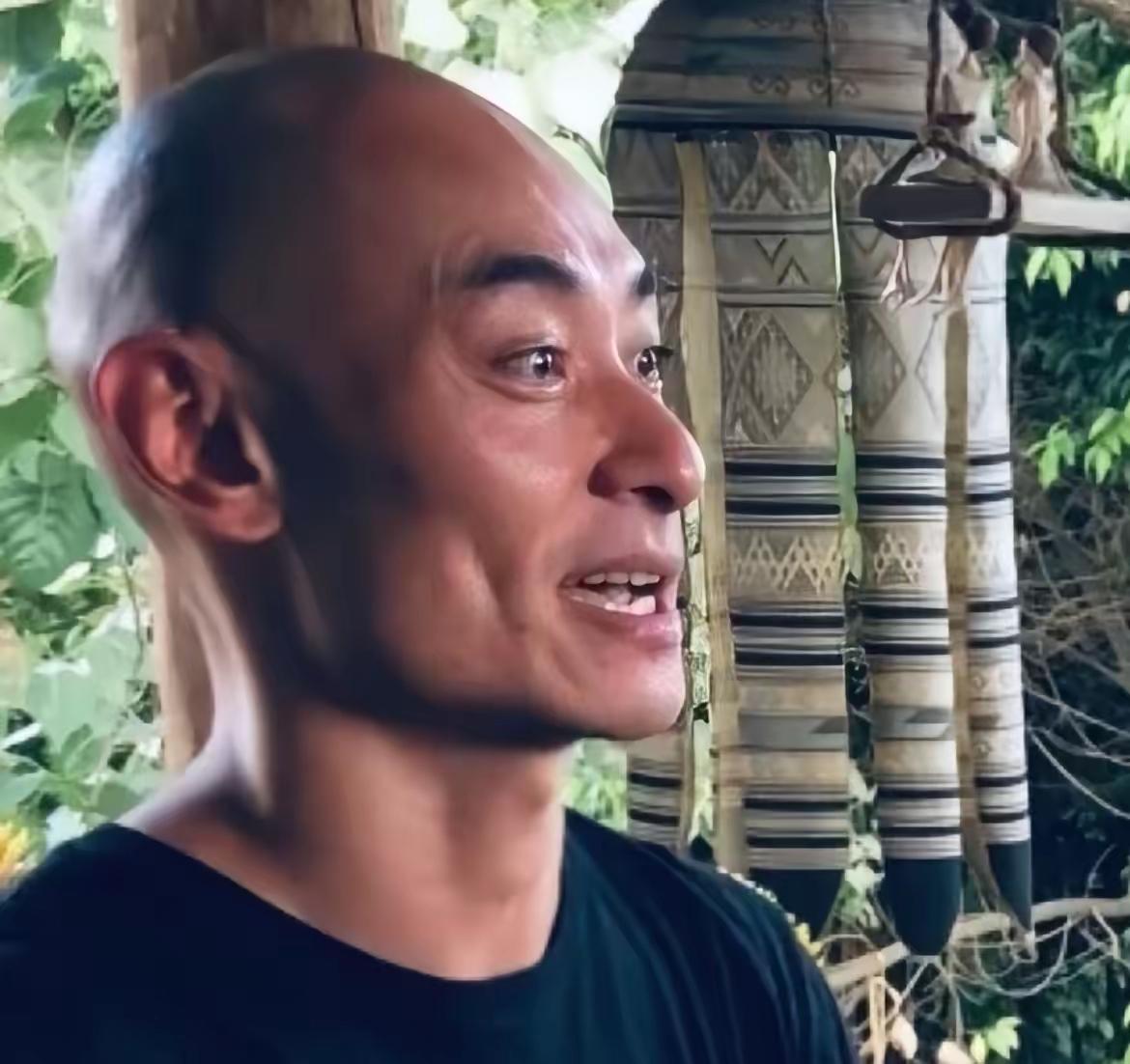 网友发现叶松源身上多处疑点：其操着混杂外地口音的四川话，身世信息模糊，出生地、出