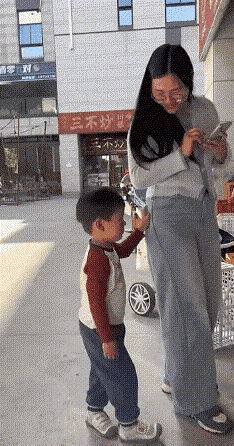 小男孩认错了妈妈，摸着女孩的屁股很久，女孩发现后，非但没有责怪男孩，反而是笑意盈