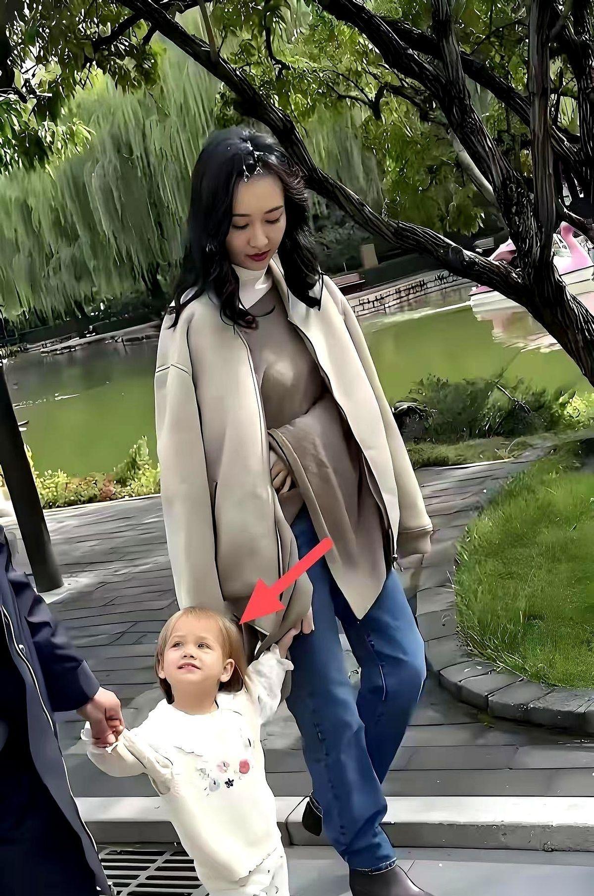 我靠，两年。一个活生生的小孩，她愣是安安稳稳地藏了两年。这姐们儿，是个狠人。