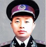 授衔台上，一张年轻稚嫩的面庞，却肩扛中将军衔，着实令人惊叹，不禁让人感叹，时势造