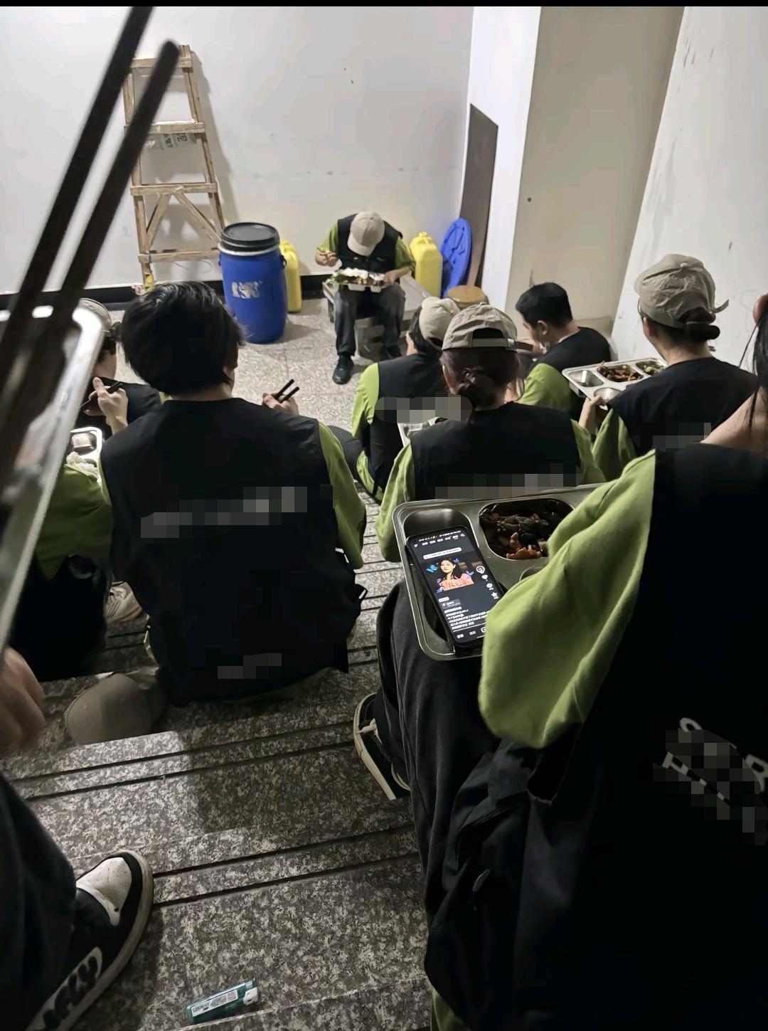 一家知名火锅品牌的员工只能躲在角落里面吃饭！很多餐饮企业对待自己的员工非常的