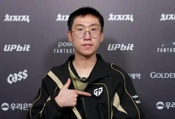 Ruler向Peyz证明自己是前辈给大伙预告一下今天GEN大战T1，而在昨天采访