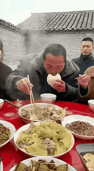 他但凡再夹一口菜肯定挨揍！[doge]