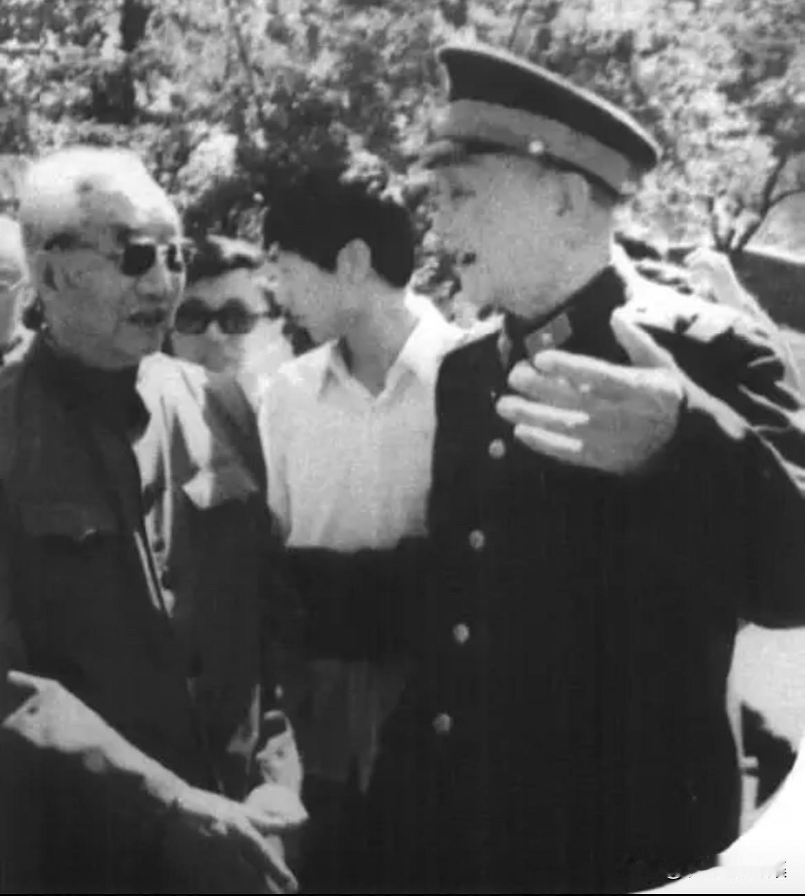 1986年，洪学智将军与老首长徐向前元帅亲切交谈。此时，徐向前已是离休的元帅，而