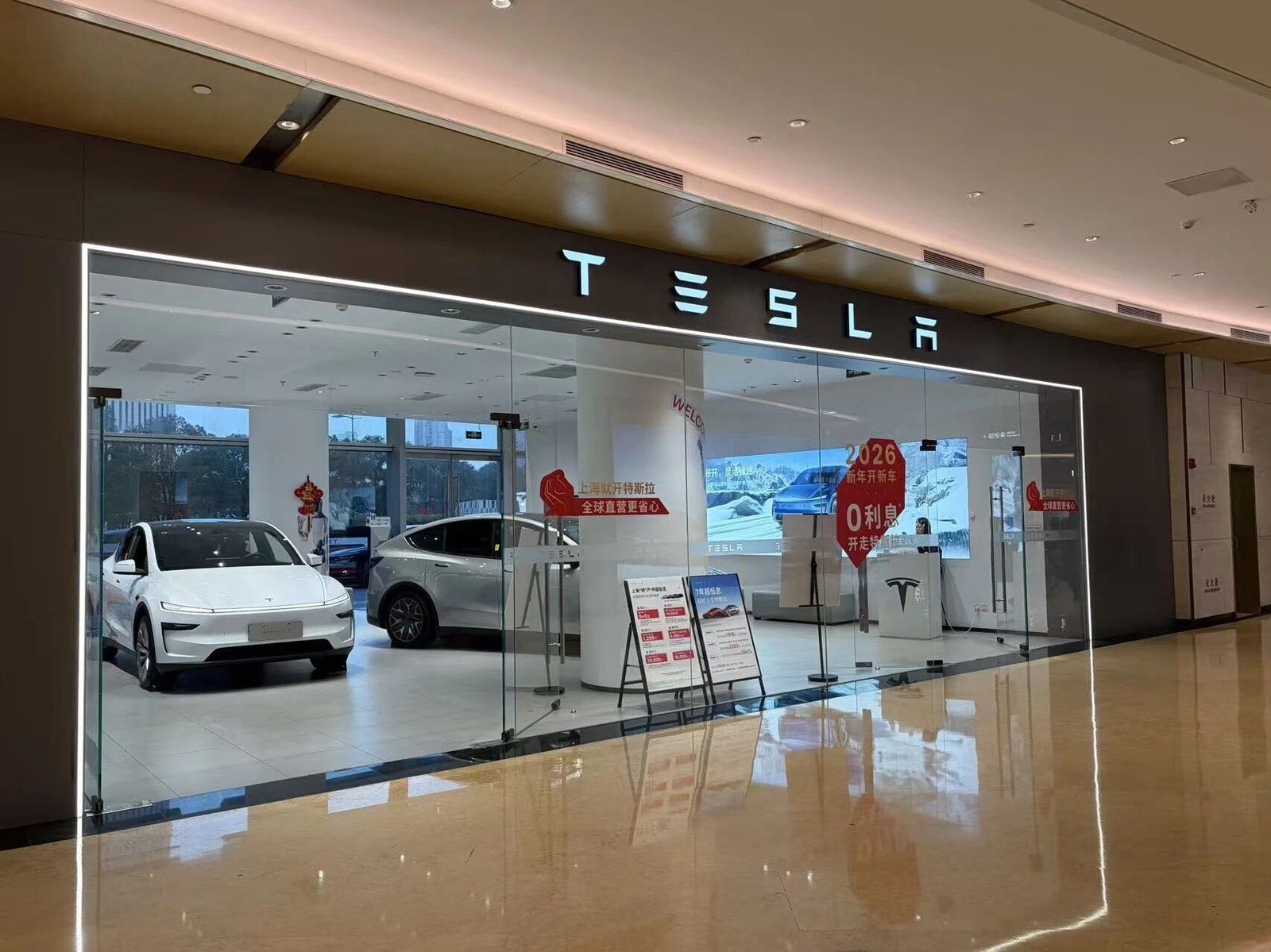 特斯拉ModelY又成中型SUV热度第一，老车为啥还这么能打我看九月新能源中型SUV热度榜，特斯拉M