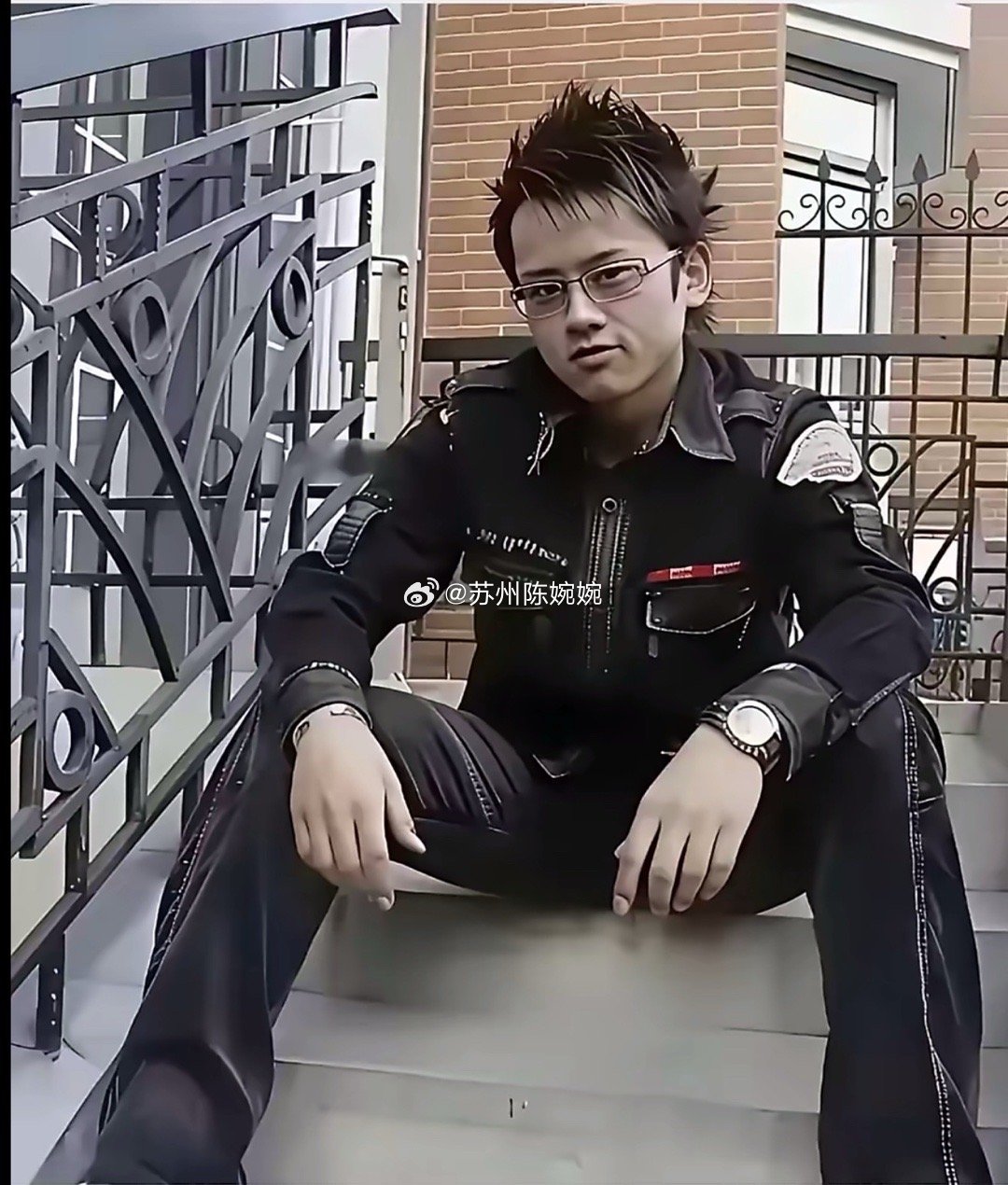 张杰的穿搭一直受到外界的质疑，有人认为他的造型师可能没有找到合适的人选。然而，张