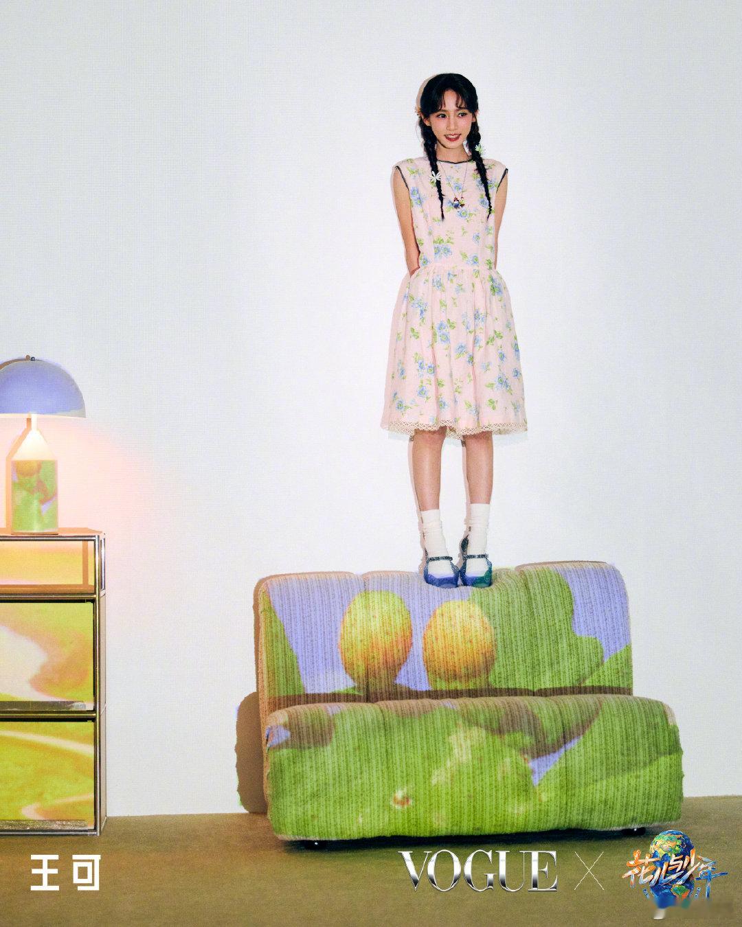 王可油画感少女花儿与少年王可这组大片氛围感绝了，碎花长裙搭配双麻花辫，仿佛从古典
