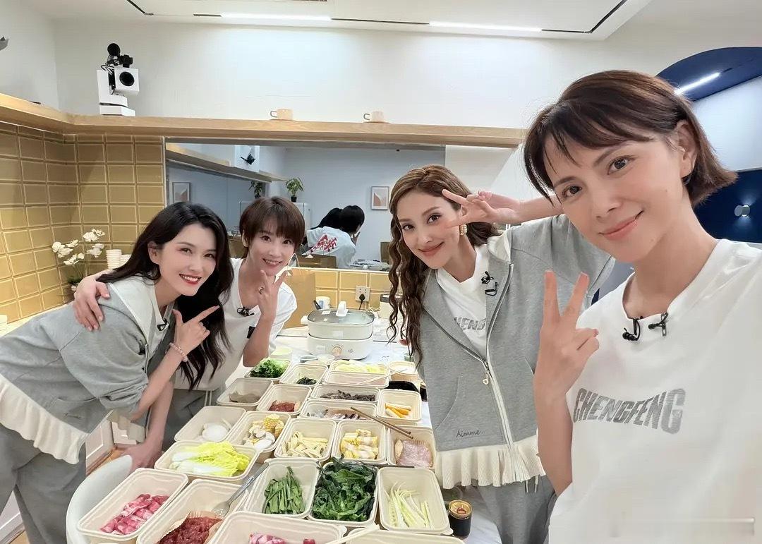 今年的训练服，怎么还带一个花边啊