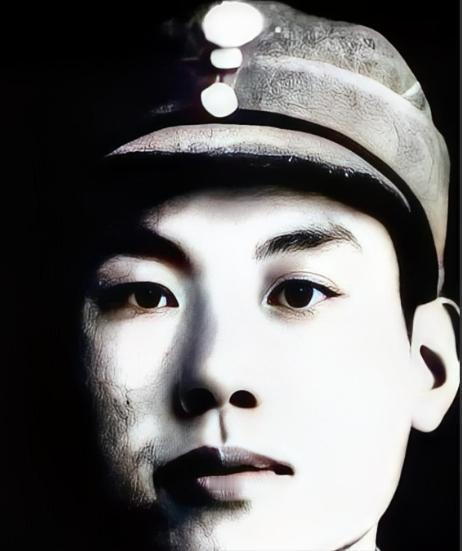 1961年，周恩来在钓鱼台偶遇一位独自玩耍的少女，随口问道："你爸爸是谁？"少女