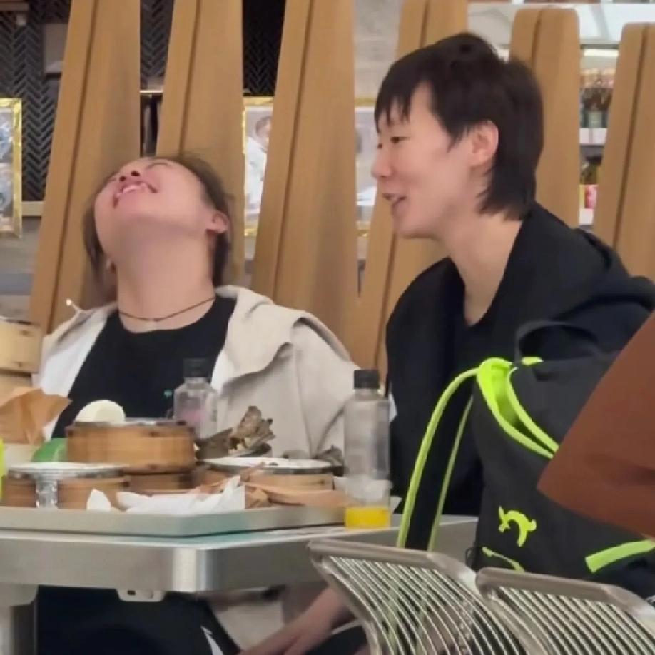 国乒在香港转机，王曼昱带着徐奕买买，她们在布娃娃货架前停留说着，哈哈笑，看起来心