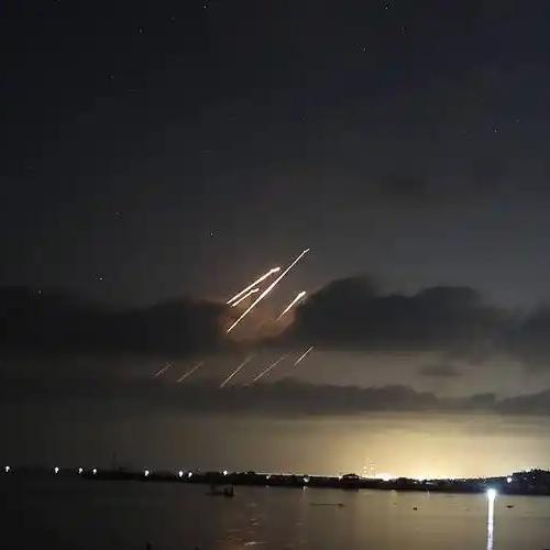 伊朗这次支棱起来了，除了正常袭击以色列，还敢直接袭击美军基地，包括巴林、阿联酋、